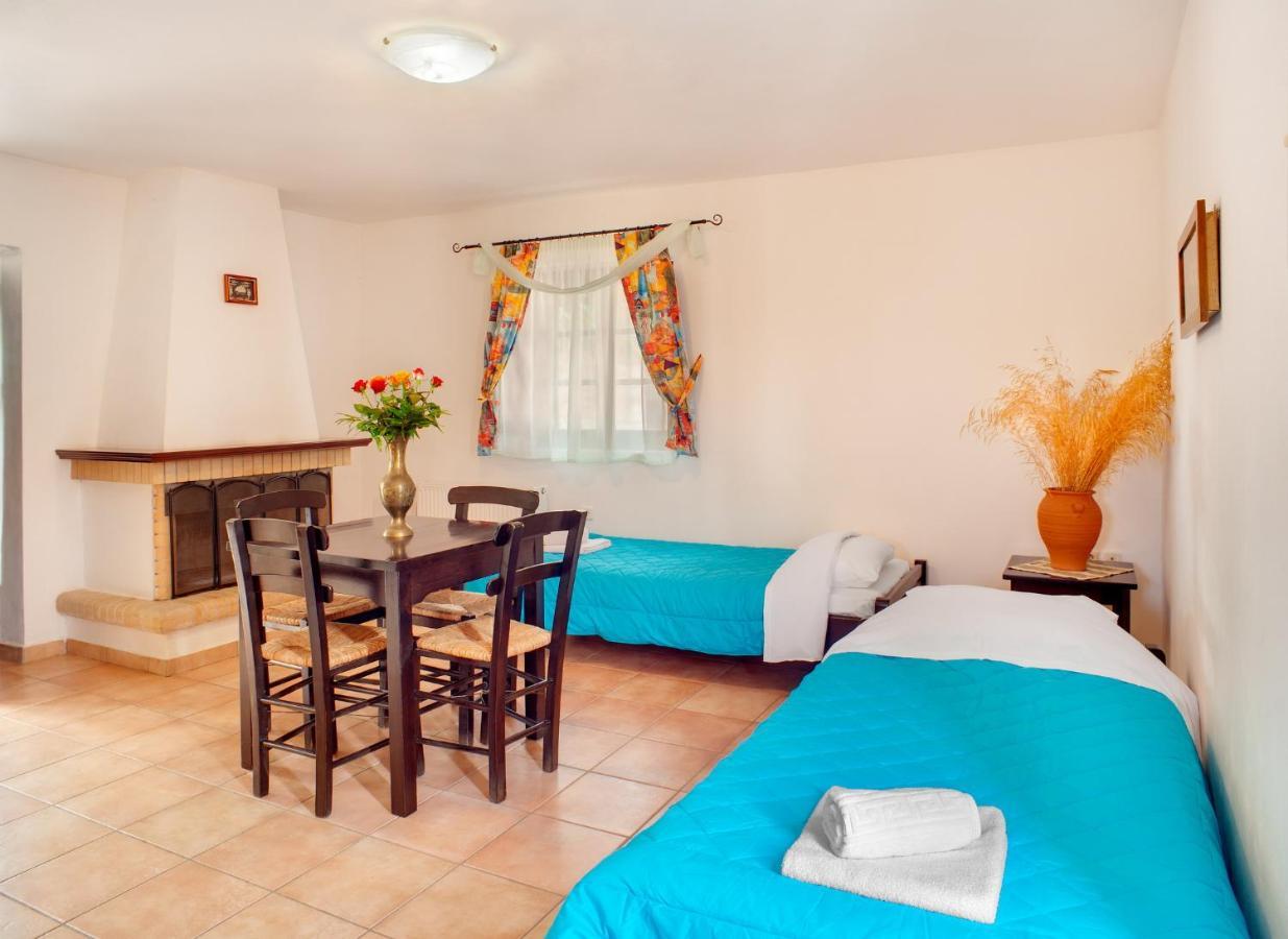 Guesthouse Toxotis Pyrgos Dirou Exterior photo
