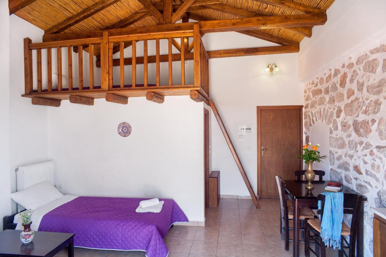 Guesthouse Toxotis Pyrgos Dirou Exterior photo