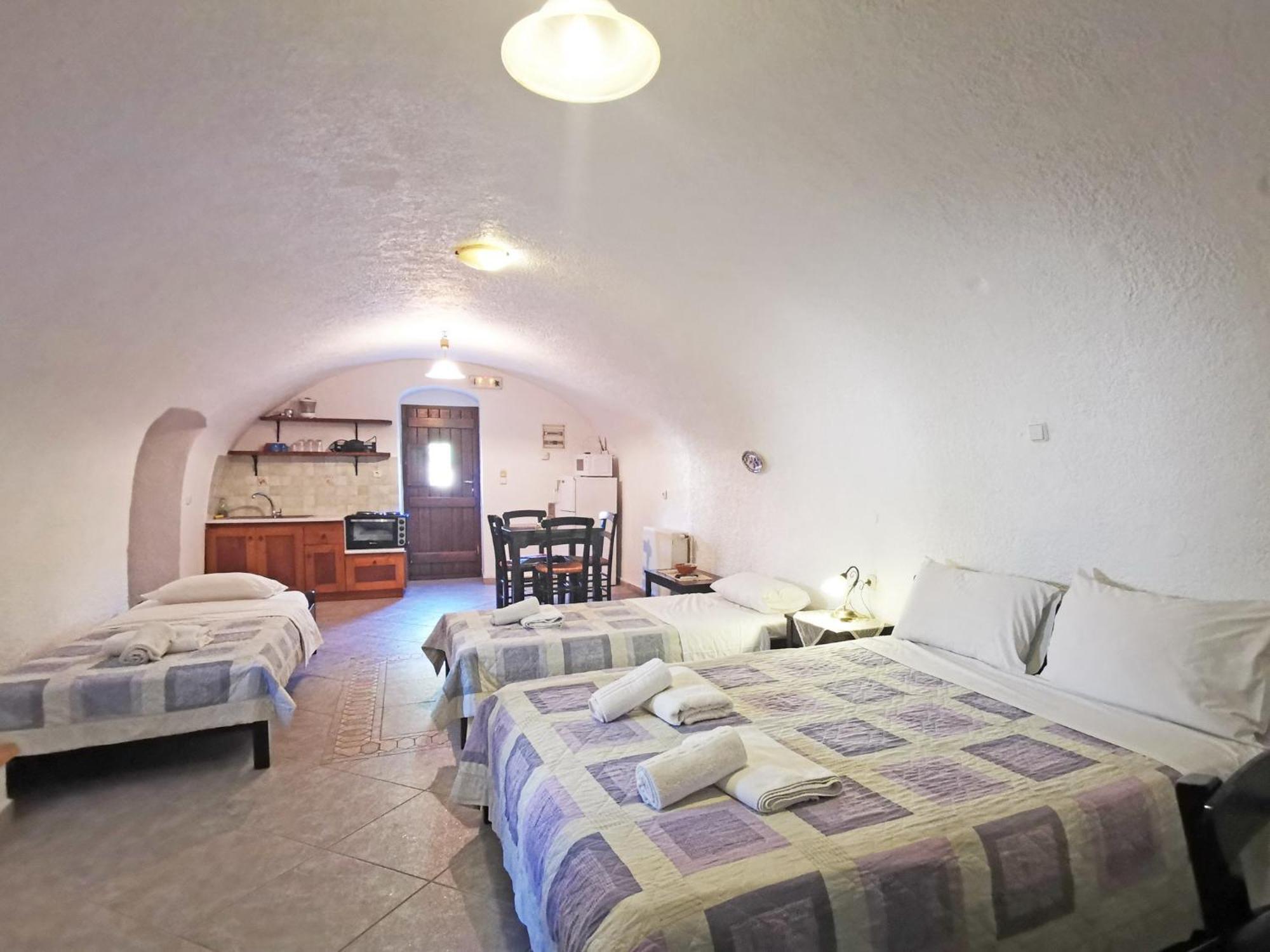 Guesthouse Toxotis Pyrgos Dirou Exterior photo