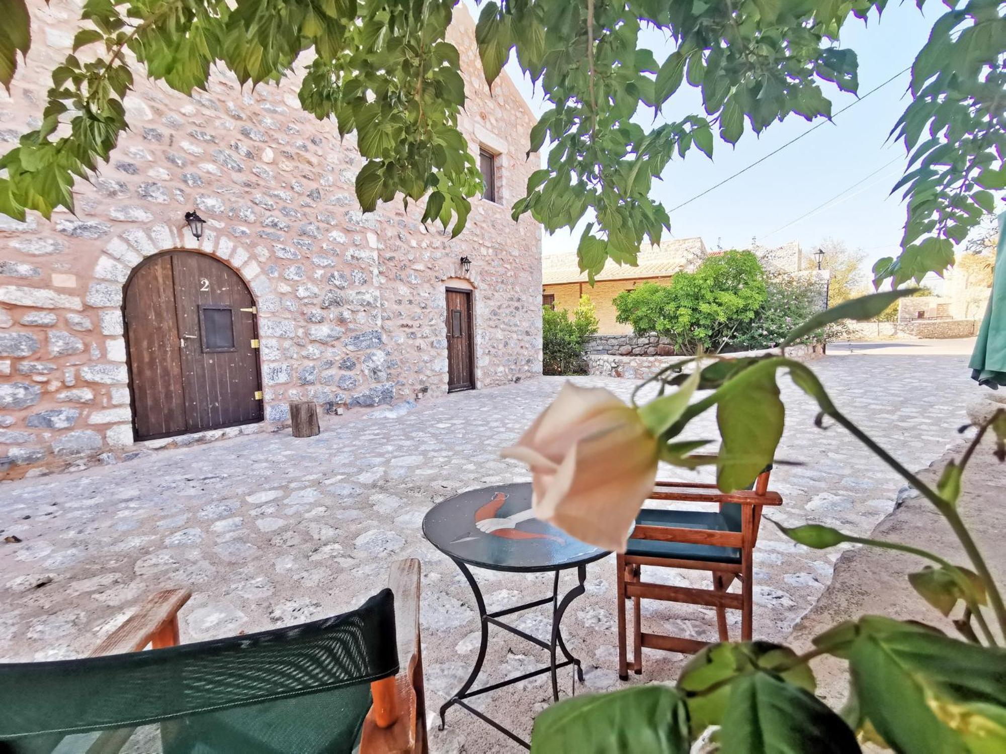 Guesthouse Toxotis Pyrgos Dirou Exterior photo