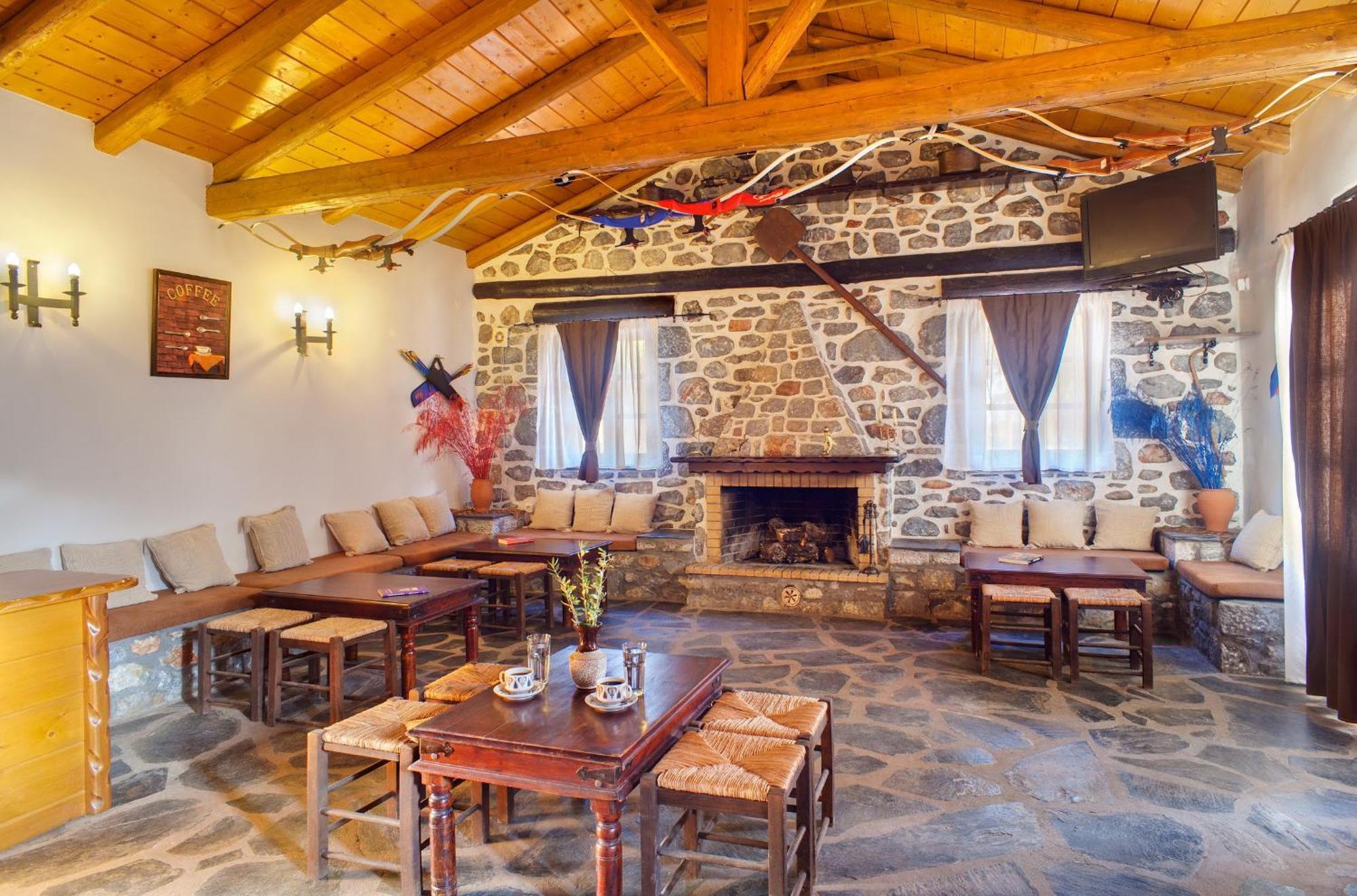 Guesthouse Toxotis Pyrgos Dirou Exterior photo
